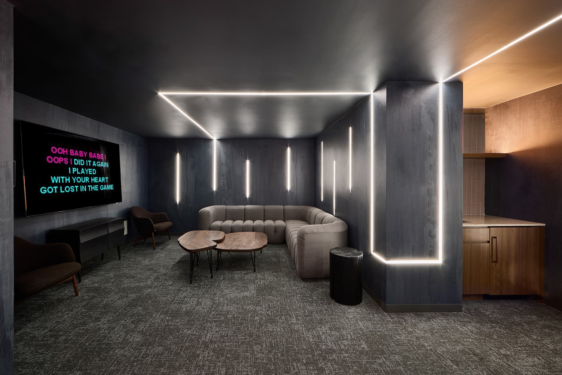 505 Summit karaoke lounge